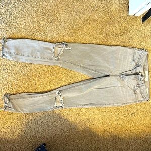 Low waist skinny jeans with holes in the knee.